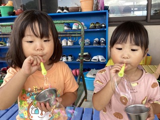 お友だちと一緒にシャボン玉をしているところ