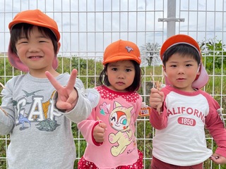 つくしを持って写真を撮っているところ
