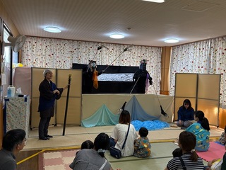 足長手長の劇を見ているところ