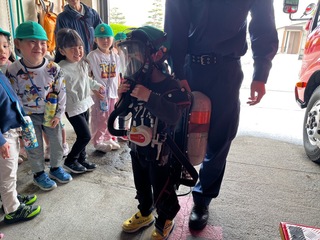 空気ボンベをつけさせてもらっているところ