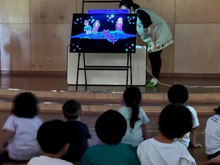 七夕の由来についてのブラックシアターを見ているところ