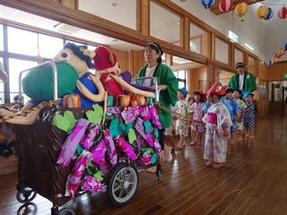 山車を引っ張って歩いているところ