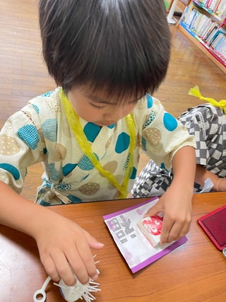 御朱印を押しているところ