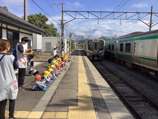 広田駅で電車を見ているところ