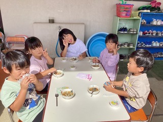 みんなで芋煮とおにぎりを食べているところ