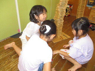 河東第三幼稚園のお友だちと一緒にカプラをしているところ