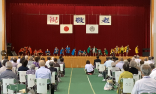 ステージで踊りを踊っているところ