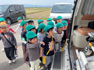 救急車の中を見ているところ