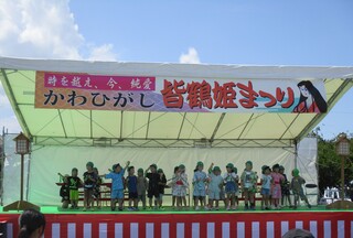 皆鶴まつりのステージでダンスを踊っているところ