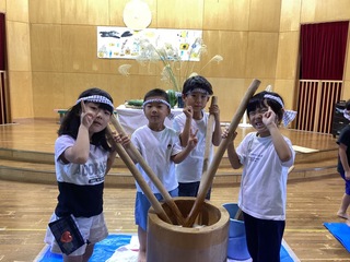 千本杵を持って写真撮影