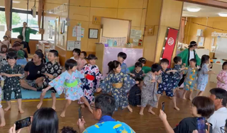 みんなで踊りを踊っているところ
