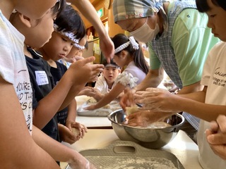 お飾り用のお餅をまるめているところ