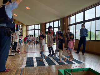 横断歩道を渡る練習をしているところ