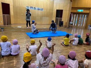 プールの約束事についての職員劇を見ているところ