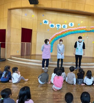 担任の先生を紹介しているところ