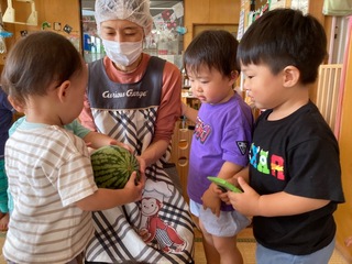 野菜の感触を楽しんでいる写真