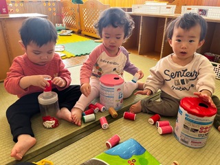 ぽっとんおとしで遊んでいるところ