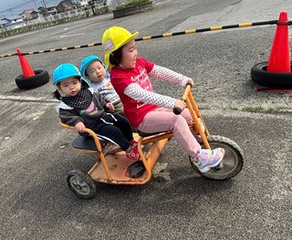 三輪車に乗っているところ