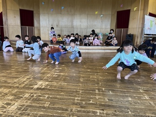 リズム運動であひるの動きをしているところ