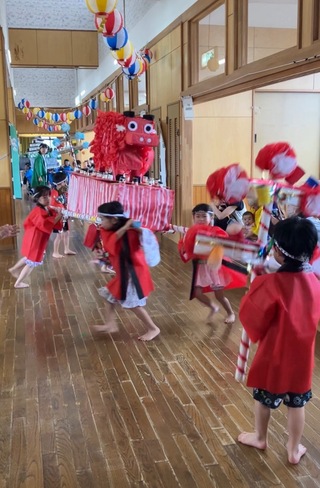 赤べこのお神輿をかついでいるところ