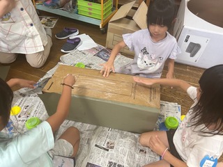 お墓の色を付けている写真