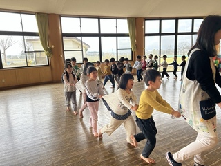 みんなでわらべ歌で遊んでいるところ