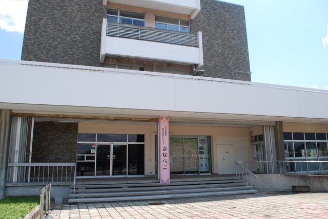 歴史資料センターまなべこの外観写真です。福島県立博物館の近くにあります。