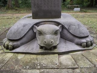 院内御廟の亀石の写真