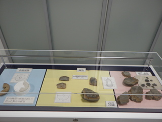 金屋遺跡から出土した鋳型等を展示しています。