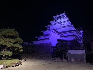 鶴ヶ城のパープルライトアップ