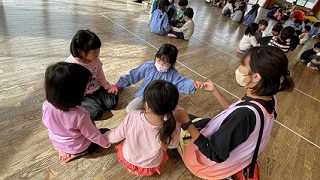 河東第三幼稚園・園児が手をつないで遊ぶ写真